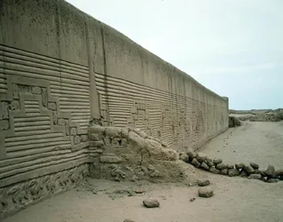 Außenwand des Zeremonienplatzes, Tschudi-Palast, erbaut von den Chimu, ca. 1300 v. Chr.